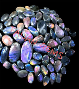 พลอยลาบราโดไรต์สีม่วงธรรมชาติ รูปทรงหลวม ขัดเงา หลายรูปทรง หลายขนาด รับรองโดยผู้เชี่ยวชาญ ไม่ผ่านการปรับแต่ง สำหรับทำเครื่องประดับ - Product Image 2