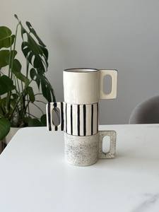 Juego de tazas de cerámica hechas a mano con patrones a rayas y salpicados, diseño minimalista para uso doméstico. - Product Image 4