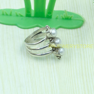 Anillo de Plata de Ley 925 Hecho a Mano con Tres Perlas, Anillo Minimalista con Perlas, Estilo Vintage para Mujer, Joyería de Perlas de Agua Dulce, Regalo - Product Image 5