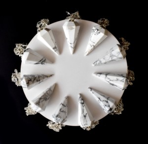 Magnifiques pendules facettés en howlite blanche, sculptés, pour la méditation et l'énergie de guérison, design élégant. - Product Image 1