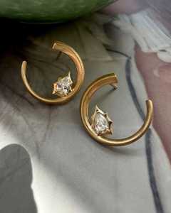 Pendientes de Oro Sólido de 14k al por Mayor con Diamantes Cultivados en Laboratorio de Corte Pera, Diseño Minimalista y Delicado, Engaste de Bisel en Forma de C, Pendientes de Media Luna, Joyería - Product Image 4