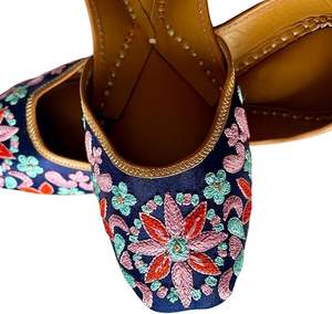 Sandalias Khussa Tradicionales Punjabi Hechas a Mano en Varios Colores para Bodas al Aire Libre, Antideslizantes y Planas - Product Image 2