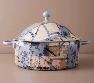 Olla de Acero Inoxidable con Revestimiento Negro en la Parte Inferior, con Tapa, Diseño Redondo, Utensilios de Cocina Metálicos Duraderos, Aptos para Todo Tipo de Estufas, Estilo Moderno - Product Image 4