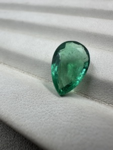 Émeraude zambienne naturelle vert intense, taille poire, 4,07 carats, pierre précieuse non montée pour la création de bijoux - Product Image 4