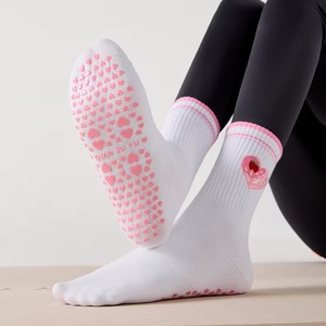 Chaussettes courtes blanches personnalisées avec logo pour femme, broderie cœur rose, antidérapantes en coton pour yoga, pilates, reformer et studio - Product Image 4