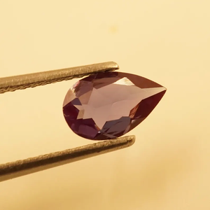 พลอยอเล็กซานไดรต์เพาะเลี้ยงในห้องปฏิบัติการ เปลี่ยนสีได้ รูปทรงลูกแพร์ (0.60 กะรัต, 8x5x2 มม.) - Product Image 3