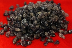 Éclats de pierre semi-précieuse Iolite pour la fabrication de bijoux, l'artisanat et la lithothérapie – Éclats bruts naturels d'Iolite par des consignataires indiens - Product Image 2