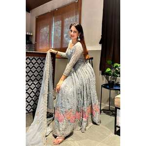 Vestido Anarkali de Diseñador para Mujer con Lentejuelas y Bordado, Elegante Conjunto de Traje - Product Image 5