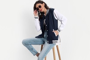 Chaqueta Varsity para Mujer al Por Mayor, con Logotipo Personalizado, de Piel de Oveja, Transpirable, Gruesa, Invernal, Moderna, Deportiva, Casual - Product Image 2