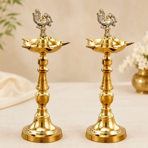 Lampe à huile en laiton doré de style Kerala Samai, porte-bougie traditionnel fait main pour la décoration de la maison, Puja, Diwali - Product Image 3