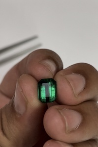 Émeraude naturelle de 3,5 carats, taille émeraude, provenant de Zambie, couleur vert vif, grande clarté, certifiée IGI, qualité supérieure, Sadiya International - Product Image 2