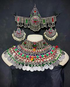 Hermoso conjunto de joyería nupcial afgana Kuchi con detalles en verde esmeralda y elaborados borlas de monedas en el collar tipo gargantilla. - Product Image 6