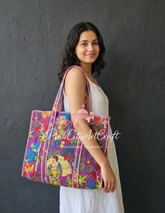 Sac fourre-tout matelassé en coton imprimé à la main, inspiré de l'architecture mogole Kahlo, de haute qualité, avec fermeture éclair et bretelles rayées - Product Image 4