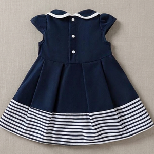 Vestido de fiesta náutico a rayas para niñas pequeñas con lazo decorativo, silueta en A sin mangas con mangas casquillo con volantes - Product Image 4