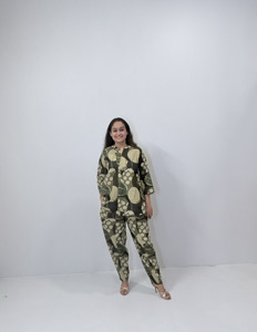 Ensemble coordonné deux pièces pour femme, imprimé vert olive, avec tunique longue et pantalon assorti, pour les vacances - Product Image 3
