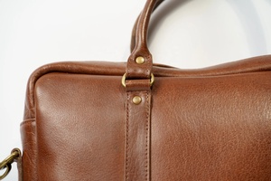 Bolsos de Cuero 100% Genuino para Portátil, Casuales, Duraderos, de Hombro, Diseño OEM Personalizado, Precio al por Mayor para Hombre - Product Image 3