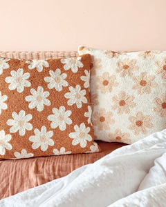 Funda de Almohada Decorativa con Diseño de Bastón de Caramelo, Adorno Navideño con Cuentas Hechas a Mano y Detalles de Bayas de Acebo - Product Image 4