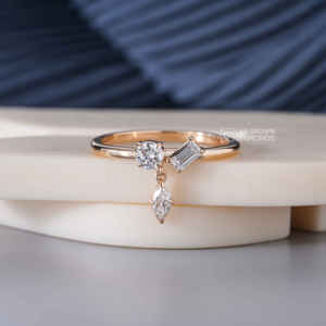 Anillo de Oro Amarillo de 14K con Moissanita de Corte Baguette, Marquise y Redondo para Mujer, Lujoso, 0.4 Quilates de Peso Total, 1.77 Gramos, Regalo de Boda - Product Image 1