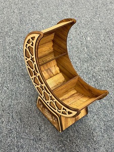 Plateau de service artisanal en bois en forme de croissant de lune et d'étoile, idéal pour la présentation de table festive, le Ramadan, l'Iftar et les réunions familiales de l'Aïd - Product Image 4