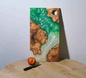 Grande planche à découper en bois et résine époxy, planche à fromage, planche à charcuterie, style mascotte nautique, faite à la main, taille personnalisable, épaisseur 2,0 cm - Product Image 1