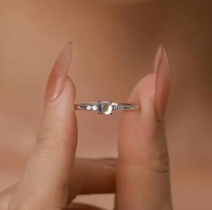 Anillo de Piedra Lunar Pequeña en Plata de Ley, Talla Ajustable, Anillo de Piedra Lunar de 4mm con Engaste de Puntas, Anillo Delicado para Apilar - Product Image 3