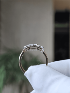 Bague Halo en Diamant de Laboratoire Marquise 0,35 Ct Or Trois Pierres Agrégées Anniversaire Bijoux Fins pour Femme - Product Image 4