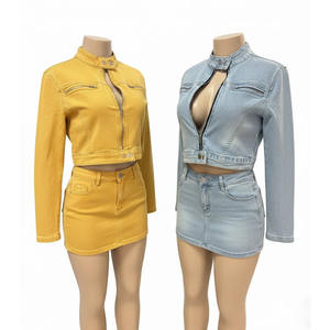 Ensemble de jupes personnalisées OEM tendance pour femmes, comprenant un crop top à capuche avec impression de logo décontractée, idéal pour l'hiver - Product Image 4