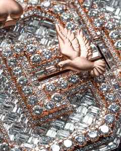 Collier personnalisé ACE Iced Out Moissanite avec pendentif en or rose et accents colombes et piques, style luxueux - Product Image 4