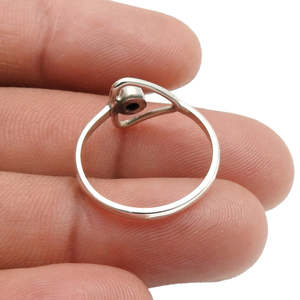 Anillo de plata de ley 925 hecho a mano con engaste de bisel, viene con un pequeño amatista morado de corte redondo, un lindo anillo bohemio para uso diario. - Product Image 2