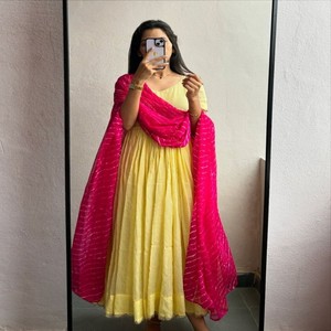 Vestido Amarillo VASTRA COTTAGE con Dupatta Digital Leheriya, Mangas Cortas, Diseño Calado, Completamente Forrado, Elegante, para Fiestas - Product Image 3