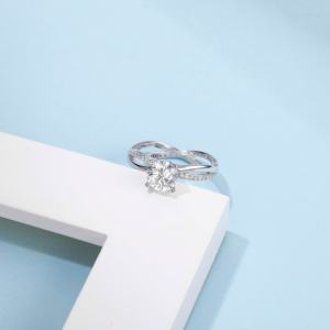 แหวนทองคำแท้ 18K แบบ Unisex ดีไซน์ Eternity Band ประดับด้วยพลอยธรรมชาติเจียระไนแบบ Brilliant Cut ตัวเรือนแบบ Prong Setting คลาสสิกสำหรับงานหมั้น ชุบโรเดียม ได้รับการรับรองจาก IGI - Product Image 1