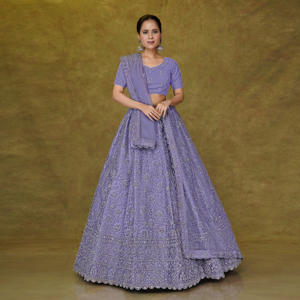 Ensemble Lehenga Choli en tulle avec broderie filigranée sur toute la surface, jupe évasée circulaire, chemisier coordonné et dupatta transparent – Tenue de fête - Product Image 4