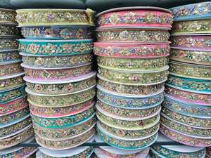 Bordado de encaje metálico de poliéster con pedrería y cuentas para zapatos y bolsos, lavable, 1 pulgada de ancho, colores personalizados, venta al por mayor - Product Image 4