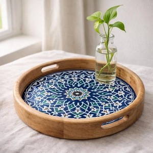 Plateau décoratif rond en bois avec motif feuille d'olivier, style méditerranéen, artisanat, pièce unique - Product Image 2