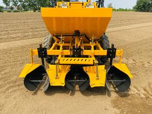 Planteuse de pommes de terre numérique avec réservoir d'engrais à composant central à roulement, capacité de 2,5 acres/heure, compatible avec tracteur de 60 CV - Product Image 3