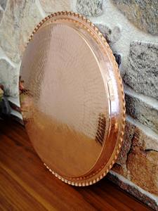 Bandeja redonda de metal con acabado de cobre martillado, adecuada para servir aperitivos, té, café y para el servicio de invitados, procedente de la India. - Product Image 4