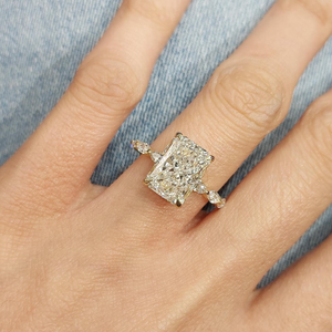 Bague de fiançailles en or blanc 14 carats avec diamant radiant de 4 carats certifié IGI - Diamant radiant solitaire cultivé en laboratoire pour mariage - Product Image 6