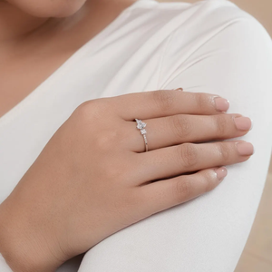 Anillo de Compromiso Premium con Tres Diamantes Cultivados en Laboratorio, Diamante Central Ovalado y Piedras Laterales de Corte Princesa en Oro - Product Image 3