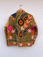 Veste Bomber Bohème Ethnique en Velours Suzani Bleu, Tricotée, Matelassée, Respirante, Faite à la Main, Broderie Lettre, 100% Coton