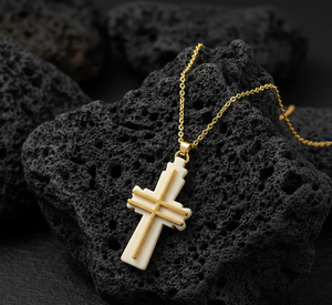 Pendentif croix chrétienne en os blanchi fait main avec fil de laiton enroulé, chaîne dorée résistante au ternissement, collier de mariage pour femme - Product Image 4