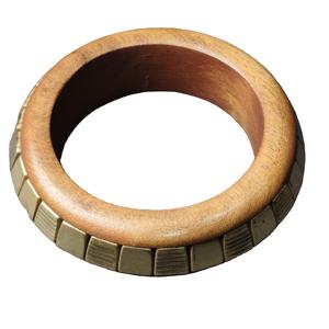 กำไลข้อมือไม้โรสวูดขัดเงาด้วยมือ พร้อมตกแต่งด้วยบล็อกทองเหลืองลายริ้ว – กำไลข้อมือดีไซน์โดดเด่นจากวัสดุผสม – สไตล์ชาติพันธุ์ - Product Image 1