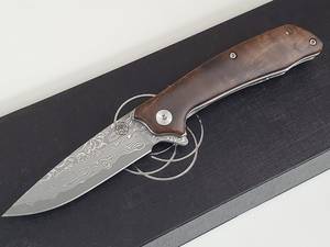 Cuchillo Plegable SHARP POINT TRADES con Hoja de Acero Inoxidable de 0.5mm de Grosor, Mango de Madera y Apertura con Perilla, 6.7 pulgadas - Product Image 1