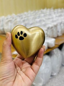 Urne funéraire pour animaux de compagnie en forme de cœur argenté avec empreintes de pattes jaunes, design personnalisable, souvenir de crémation - Product Image 5