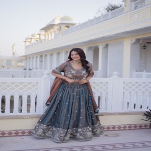 Ensemble Lehenga Choli en Soie VASTRA COTTAGE avec Broderie de Paillettes et Fil, Jupe Ample, Blouse Non Cousue, Tenue de Mariage et de Fête de Créateur - Product Image 5