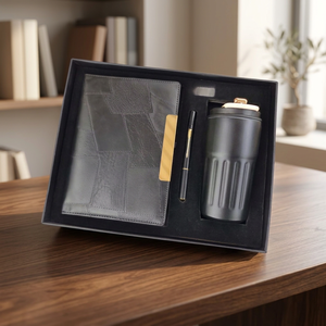 Set de regalo de bienvenida para empleados con cuaderno A5 de imitación cuero, bolígrafo con tapa magnética y taza de café con doble pared aislante - Product Image 2