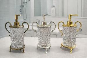 Dispensador de jabón líquido de vidrio de lujo con bomba metálica para baño, habitación de huéspedes, spa y ocasiones especiales, decoración de la India. - Product Image 2