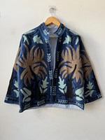 Veste courte en velours brodée Suzani faite à la main pour femmes, style ouzbek, pour les amateurs de mode artisanale et de slow fashion, vêtement d'extérieur tendance