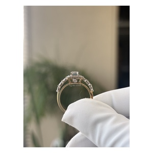 Anillo de compromiso premium para mujer, con diamante de laboratorio de corte baguette de 1.30 ct certificado por IGI, doble halo, estilo vintage, en oro de 14 quilates - Product Image 4