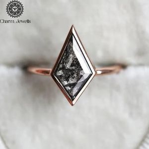 Bague de fiançailles en moissanite plaqué or rose Charm_Jewells, taille coussin, sertissage à griffes, géométrique, minimaliste, classique, certifiée IGI - Product Image 1