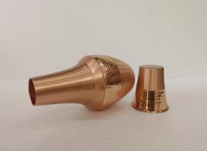 Carafe à eau en cuivre pur avec gobelet intégré, idéale pour l'hydratation de la table de chevet, le stockage de l'eau du matin et la détoxification. - Product Image 4